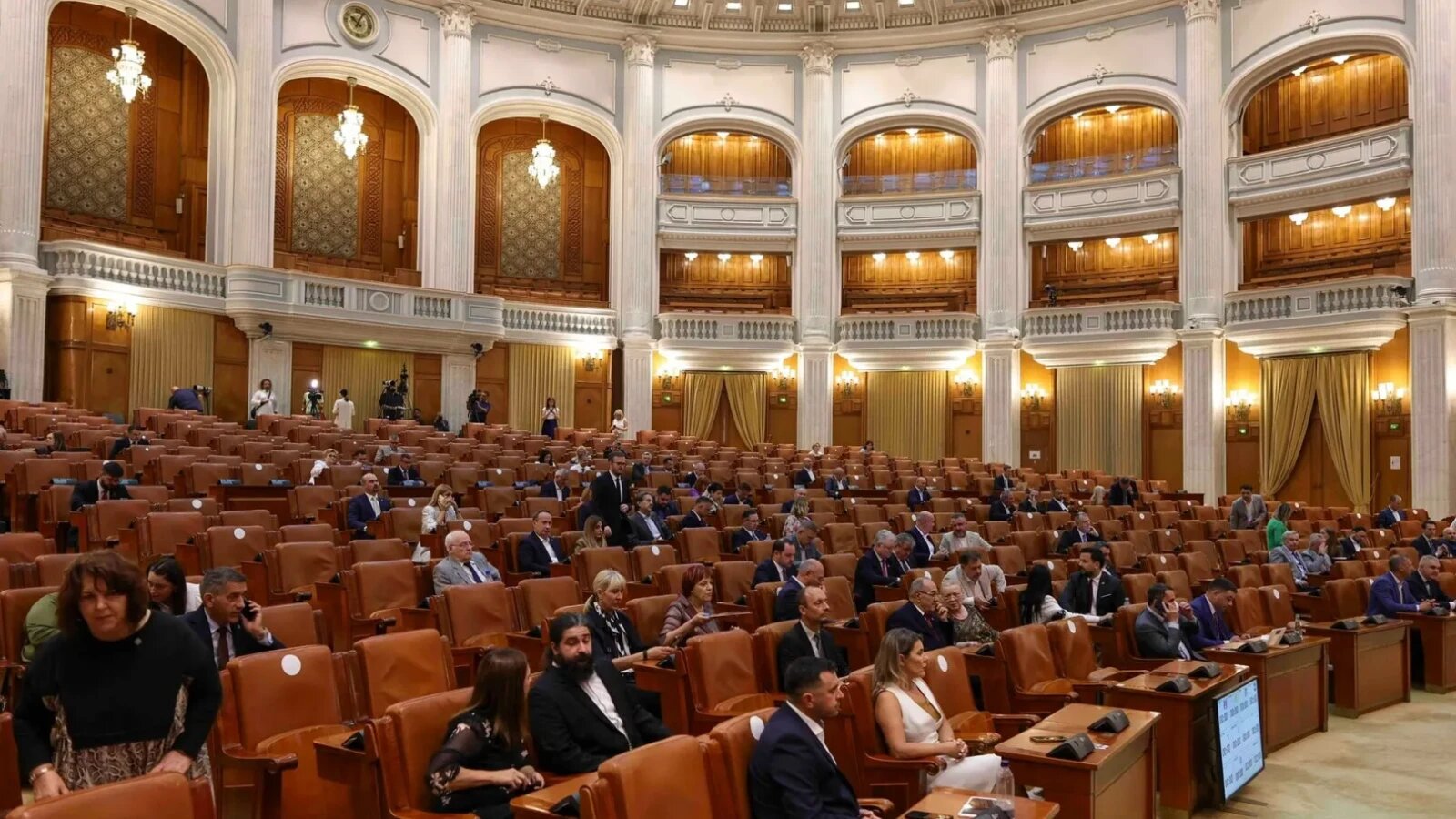 Fost vicepremier îi atacă pe politicienii care negociază formarea Guvernului: 'Mentalitatea unora e de tipul „Ce am eu de câștigat?”'