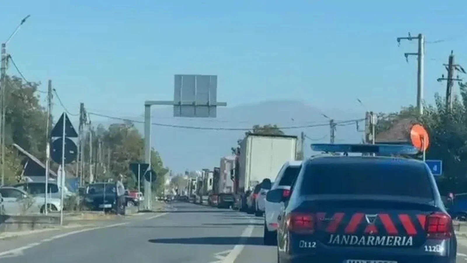 Protestele transportatorilor se extind în țară după haosul TollRo. Zeci de TIR-uri au paralizat traficul la Târgu Jiu