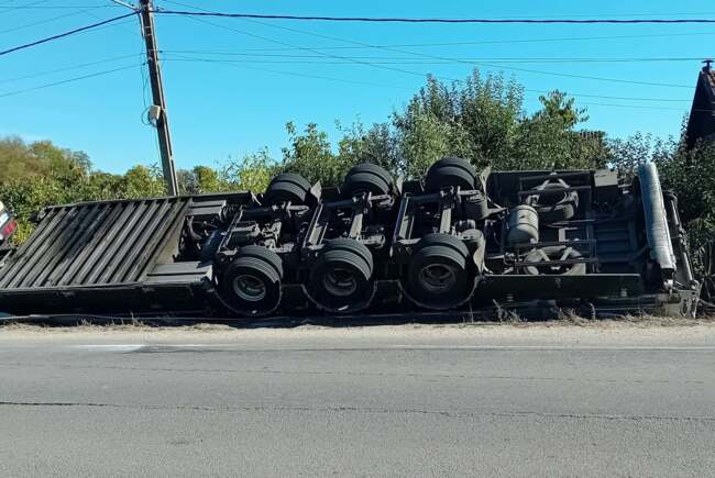 Un tir plin cu porci s-a răsturnat s-a răsturnat. Șoferul ar fi evitat un copil pe trotinetă