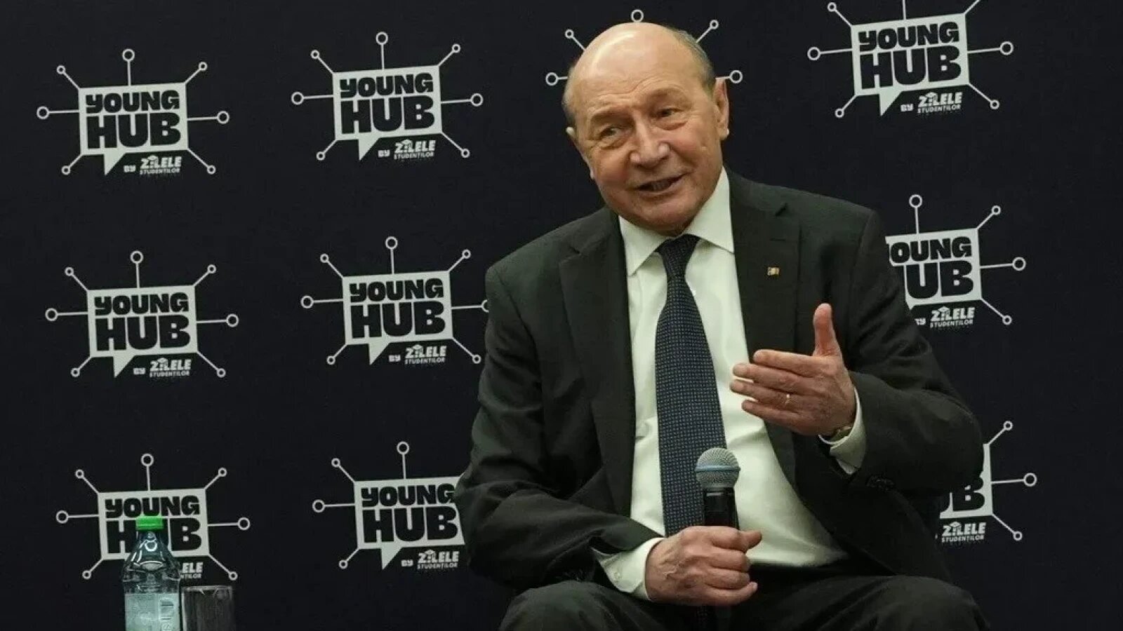 Traian Băsescu anunță cine ar trebui să fie premier: 'Nu mai este altă soluție. Dacă mâine nu anunță un premier agreat de partide, poimâine anunță alegeri anticipate'