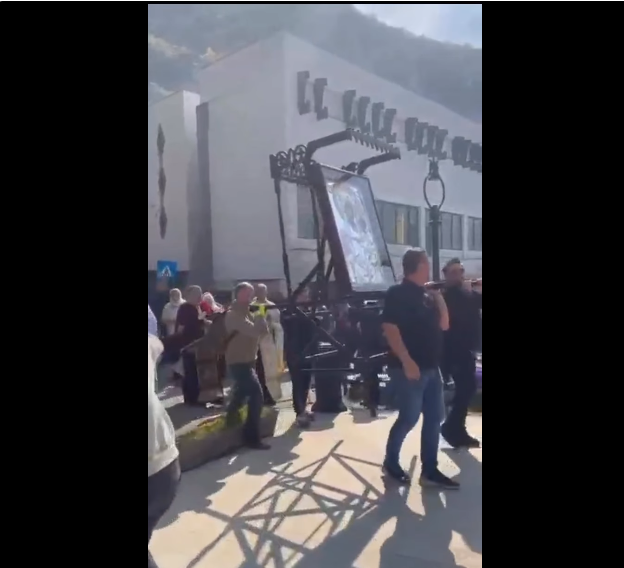 Ioan Gașpar, directorul Parcului Național Domogled–Valea Cernei, afectat de incendii de aproape două luni, filmat la o procesiune cu rugăciuni pentru ploaie la Băile Herculane / Agent Green ironizează: „România a activat PSALM-EU” / Peste 130 de oameni și trei elicoptere intervin luni