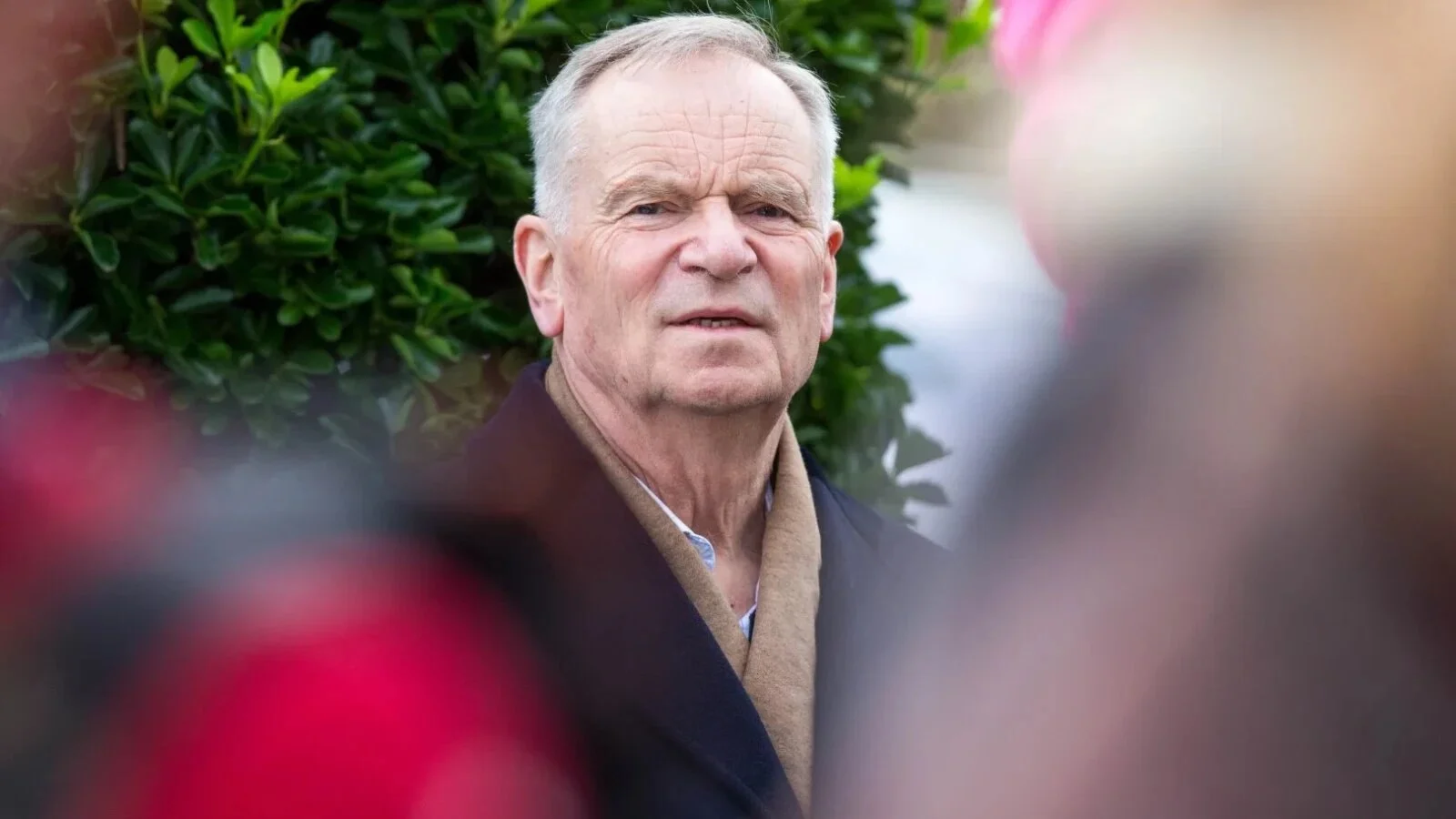 A murit unul dintre cei mai mari și mai controversați scriitori contemporani: Jeffrey Archer, autorul celebrului ”Cain și Abel”