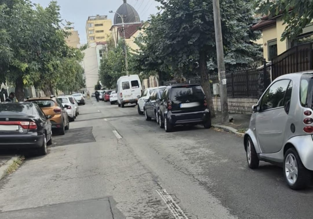 O stradă din Cluj a ajuns aproape impracticabilă din cauza parcărilor! Două mașini nu mai pot trece simultan: „Se întâmplă constant!”