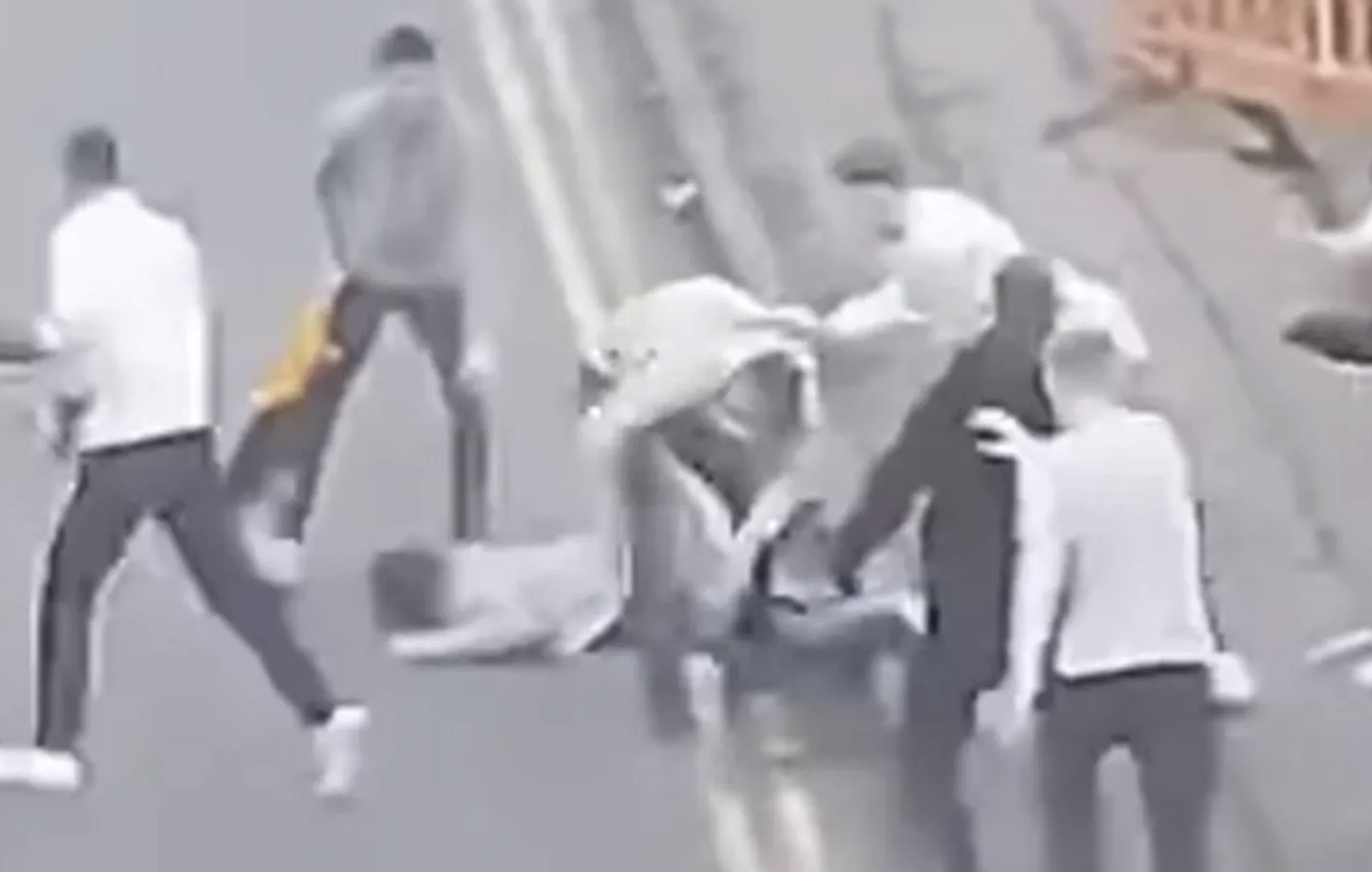 Bătaie fără milă în Cluj! Mai mulți bărbați s-au luat la bătaie în văzul tuturor cu pumii și cu bâtele în gară: Ce a decis judecătorul