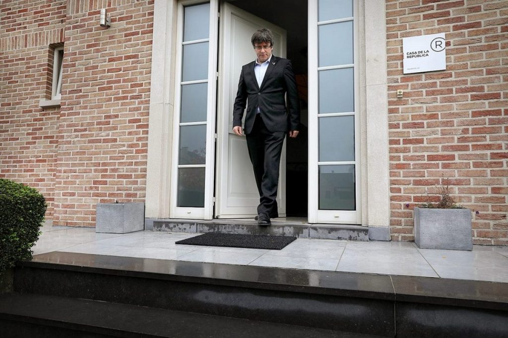 Curtea Supremă din Spania a anulat mandatul de arestare împotriva separatistului catalan Carles Puigdemont