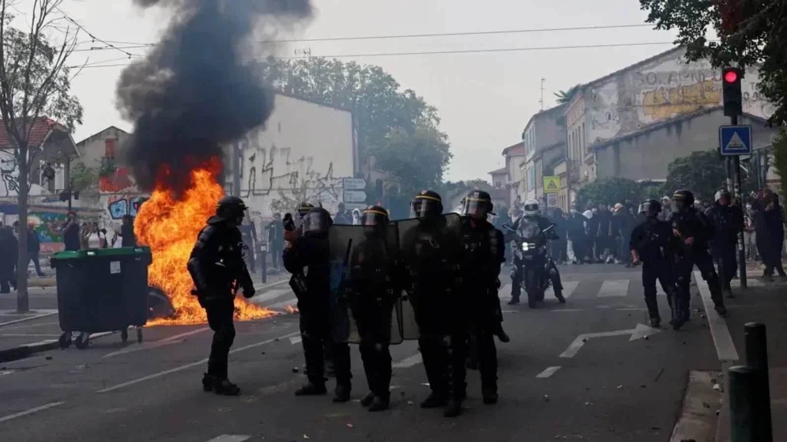 VIDEO Haos pe străzile Franței: 6.100 de arestări, sute de răniți și gaze lacrimogene la protestele elevilor