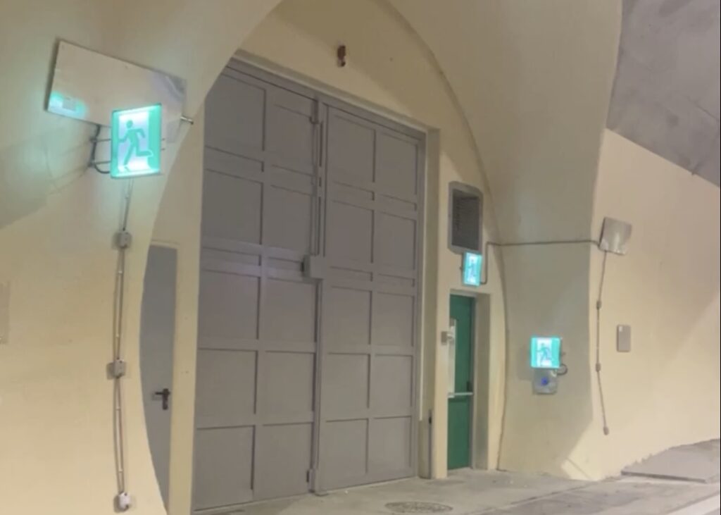 Există semnal la telefon pe tunelul de 1,35 de km de pe tronsonul Tigveni – Curtea de Argeș / Secretar de stat: ”Am reușit să fac un live destul de lung” / Tronsonul ar urma să fie deschis luna viitoare