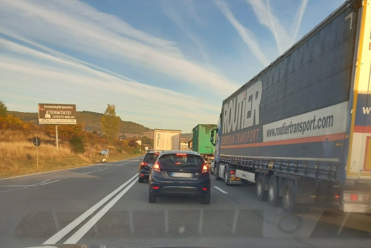 Coadă uriașă de mașini și TIR-uri spre Cluj-Napoca: traficul s-a blocat pe câțiva kilometri miercuri dimineață de la prima oră