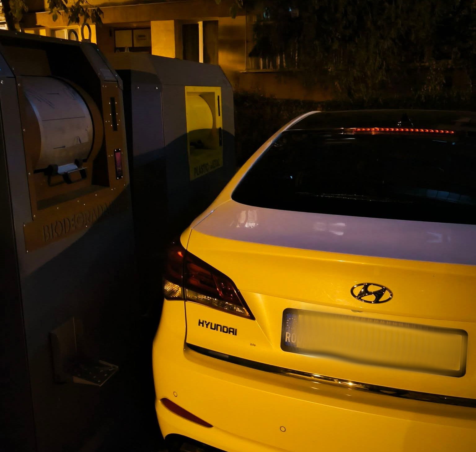 „Doar 5 minute” care au încurcat tot cartierul: un șofer din Cluj a blocat accesul la gunoi parcând în fața ghenelor, spre disperarea vecinilor