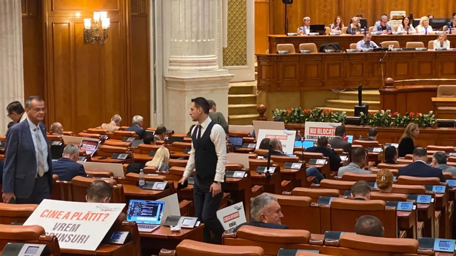 Dispută în Parlament! Liderul deputaților PSD cere înființarea Comisiei Mykonos-Sena, după ce USR a venit cu pancarte și avioane de jucărie