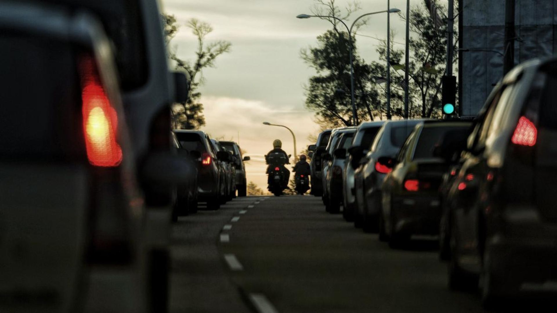 Motocicliștii primesc noi drepturi în trafic: Vor putea înainta printre mașinile oprite și vor putea circula pe benzile rezervate autobuzelor