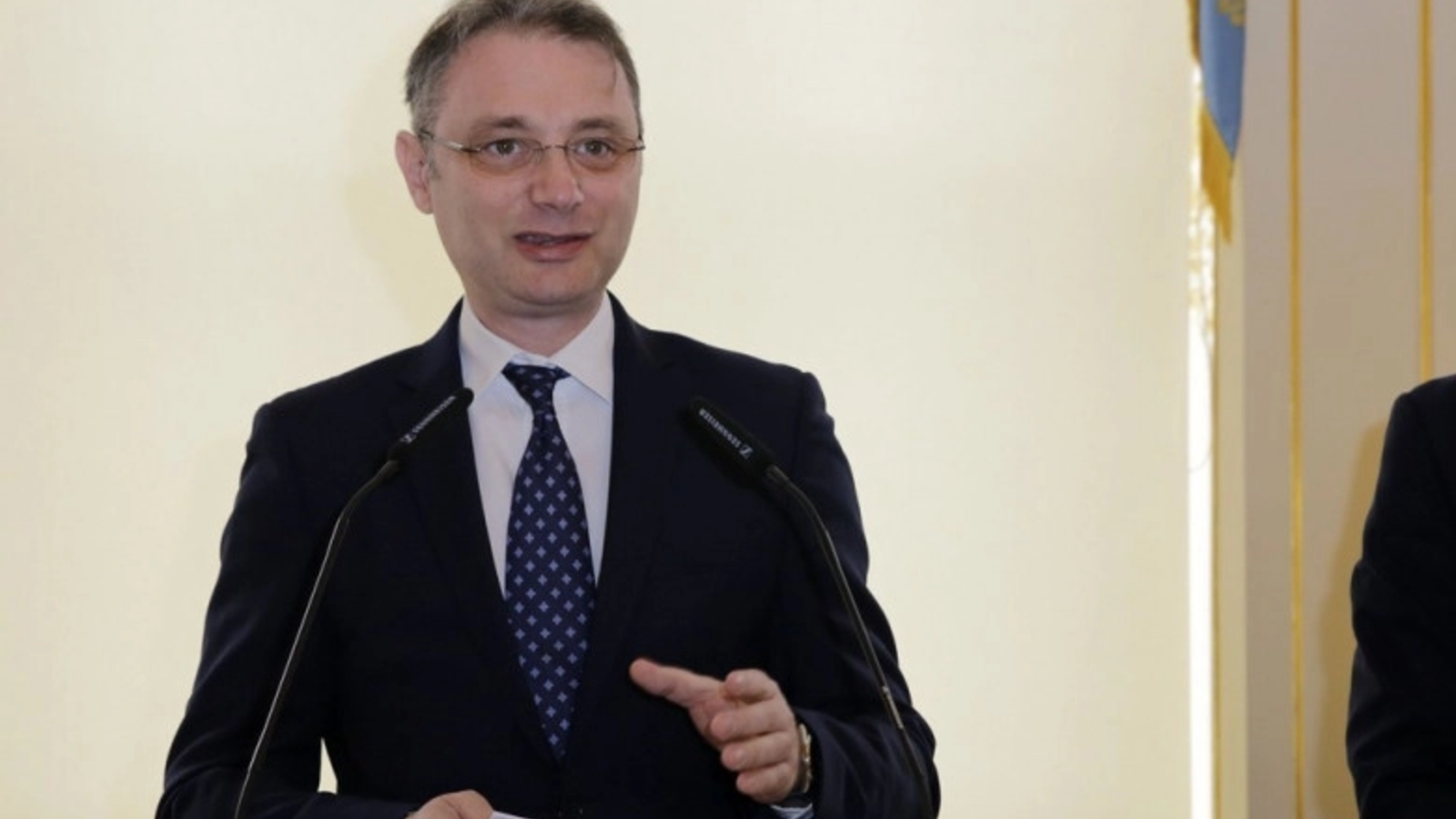 SURSE Luca Niculescu merge mâine la sediile PSD, PNL și UDMR