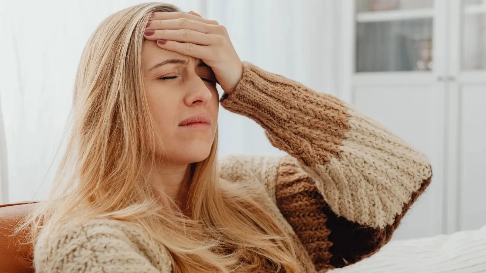 VIDEO O nouă metodă care promite că te scapă de migrene circulă pe TikTok. Ce părere au medicii de acest trend