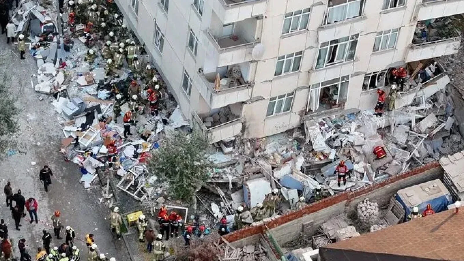 VIDEO O clădire de 7 etaje s-a prăbușit în Istanbul: Mai multe persoane sunt prinse sub dărâmături, inclusiv copii