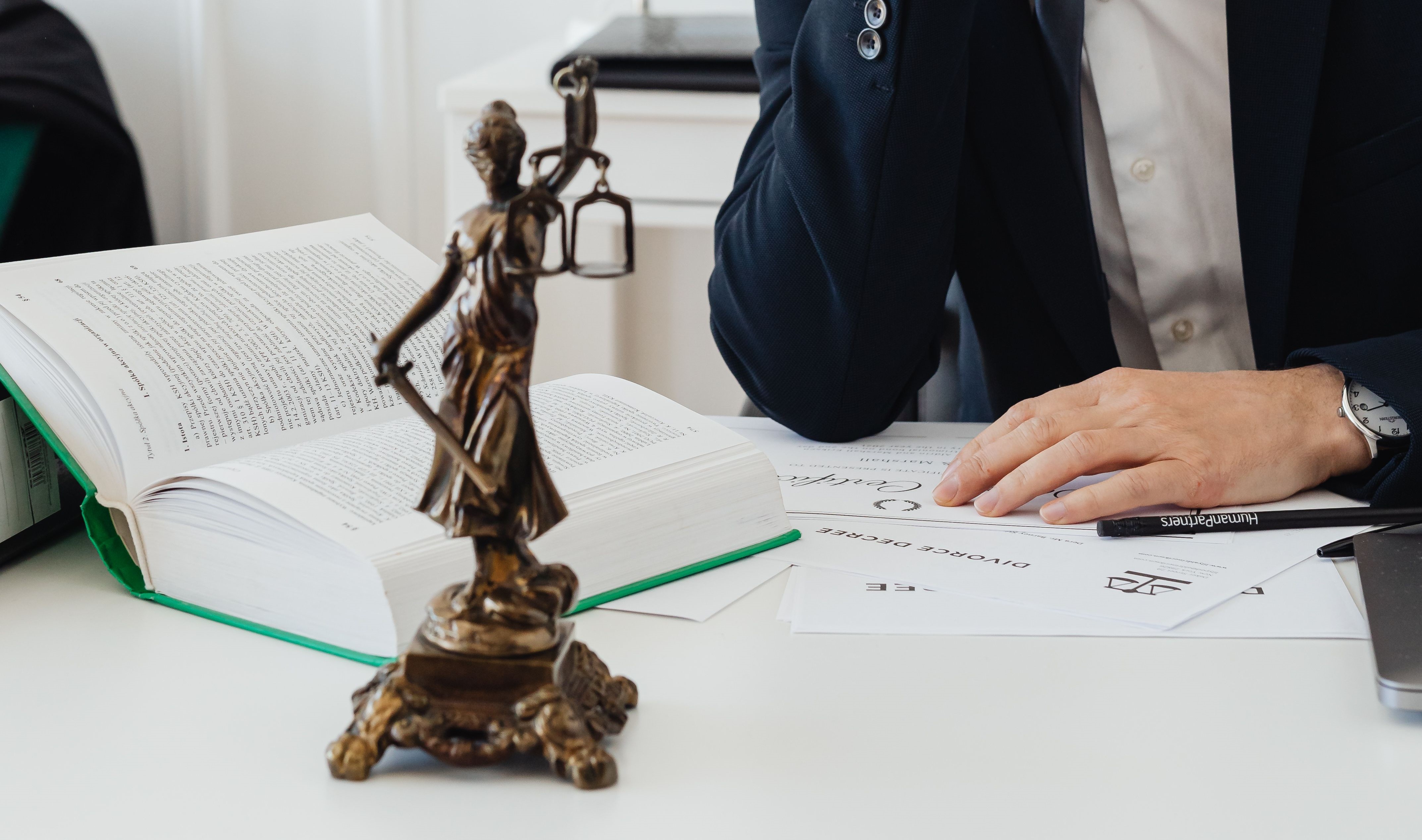Situație fără precedent: Magistrații au început să pună popriri pe conturile instanțelor, iar Fiscul avertizează cu executarea