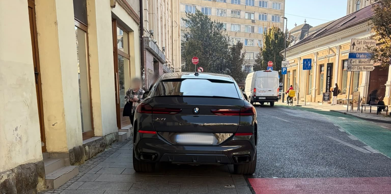 BMW-ul care a făcut din trotuar loc de parcare în Cluj: „Dacă legea zice nu, nu parca acolo. Avem parcări peste tot, dar trebuie să-i găsim scuze”