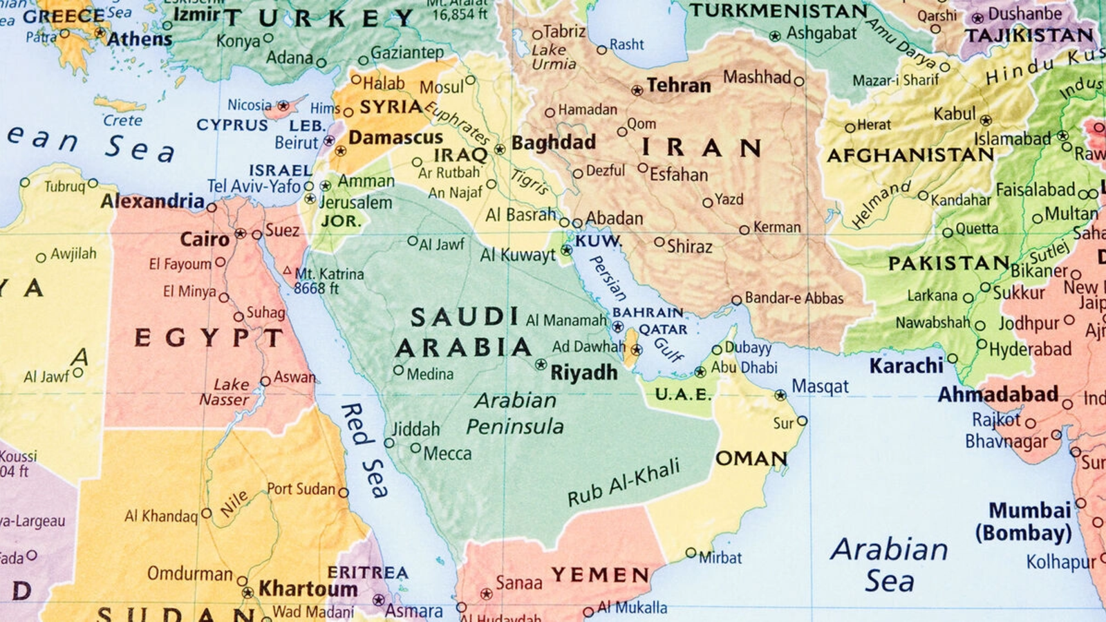 Explozii în capitala Arabiei Saudite: Elevii şi diplomaţii s-au refugiat în adăposturi