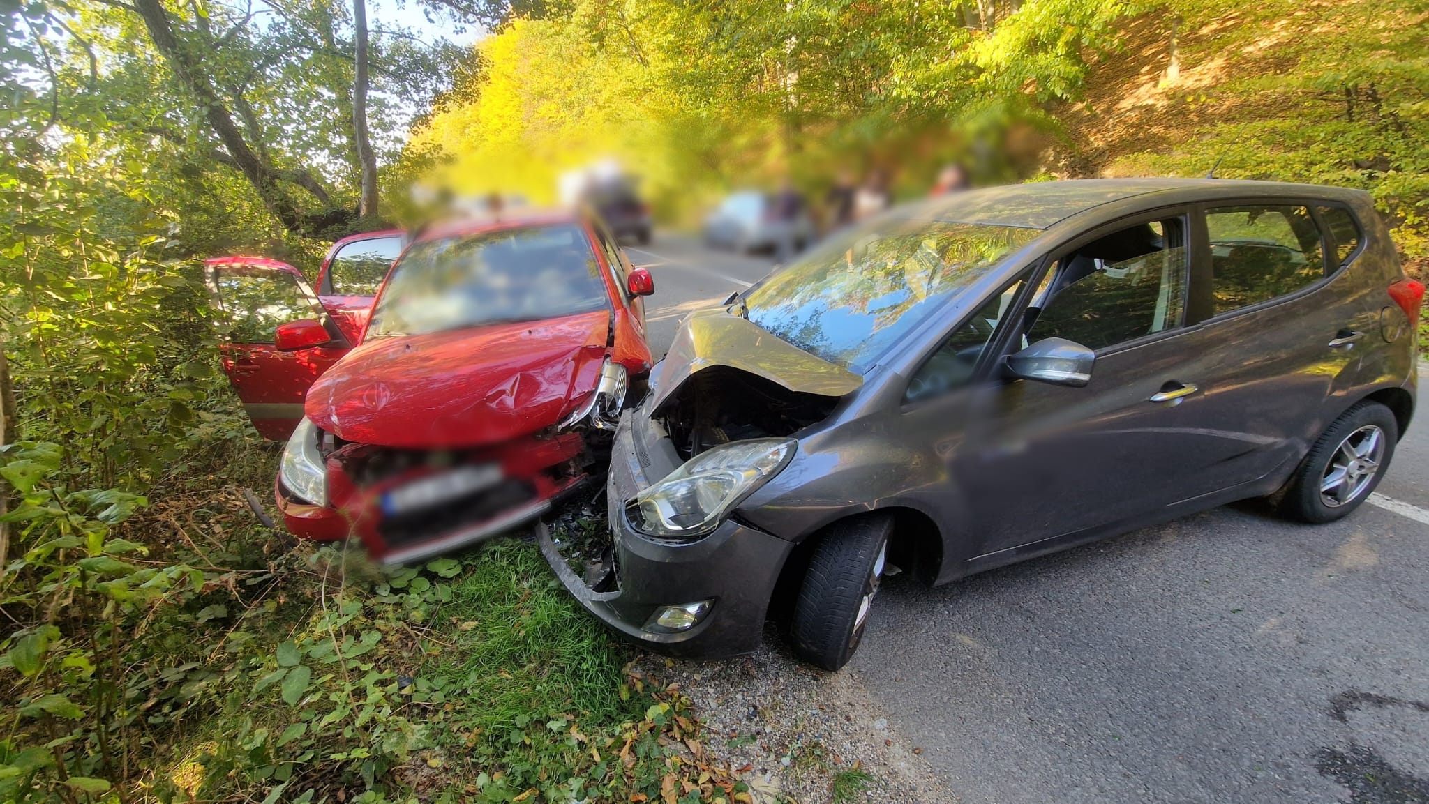 Impact în lanț pe un drum din Cluj: trei mașini s-au ciocnit după ce un autoturism a fost proiectat pe sensul opus. Trei persoane, rănite