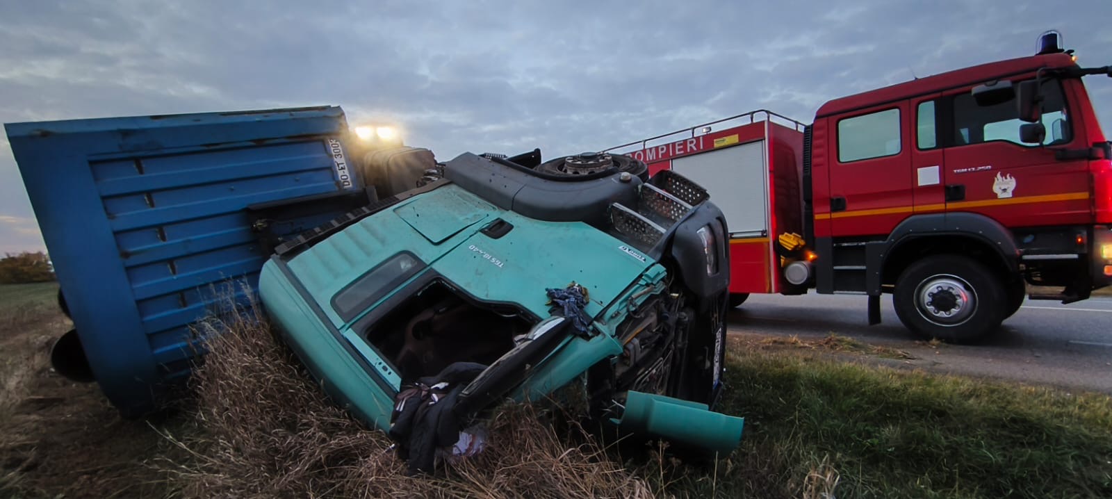 Camion răsturnat pe E85 în zona localității Săbăoani