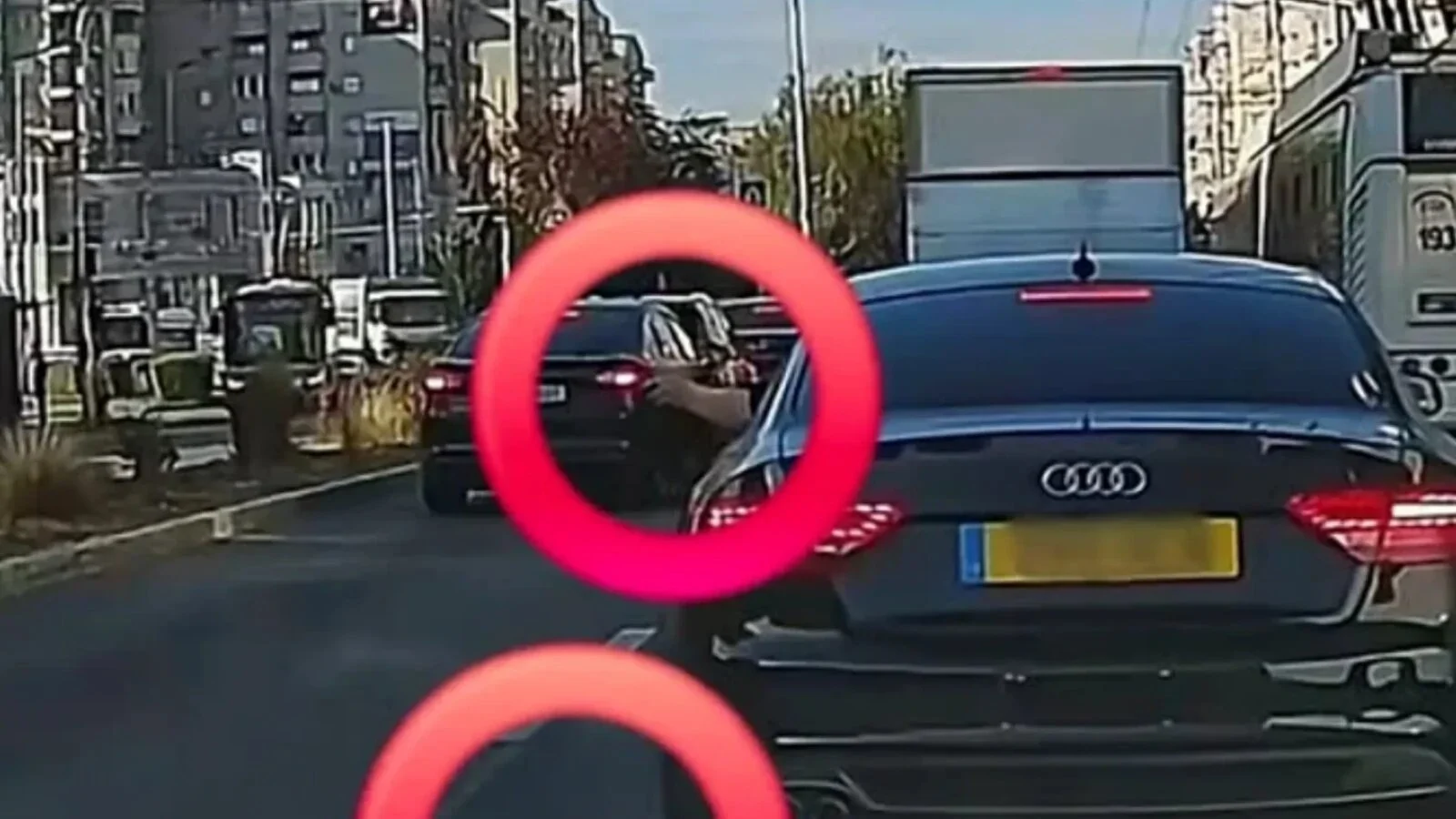 VIDEO Șofer filmat când își golea scrumiera pe geam în trafic