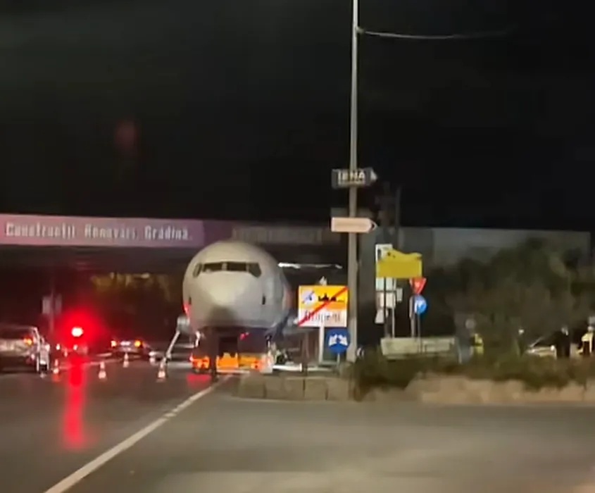 Transport cu probleme azi-noapte de la Aeroportul Otopeni spre Voluntari: o aeronavă scoasă din uz s-a blocat sub un pod, la Balotești