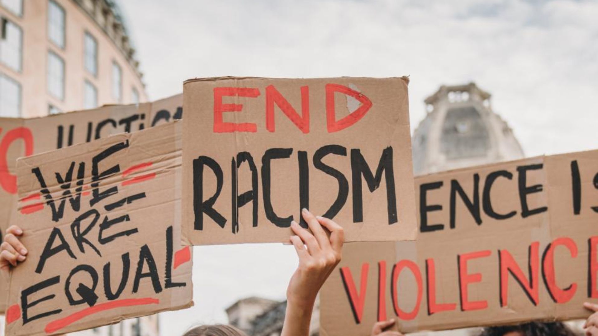Victimele rasismului, antisemitismului și xenofobiei pot face reclamații direct pe internet: A fost lansată platforma „Stop Rasism”. Cum funcționează