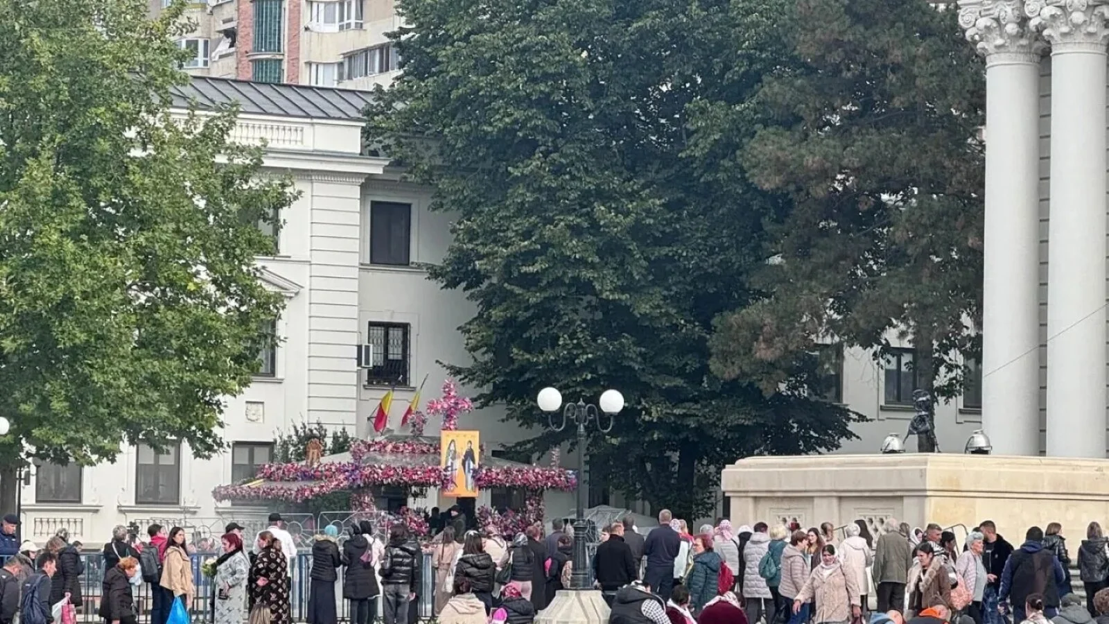 VIDEO Val de pelerini la racla Cuvioasei Parascheva. 161 de credincioși au avut nevoie de îngrijiri medicale, iar mai mulți au ajuns la spital