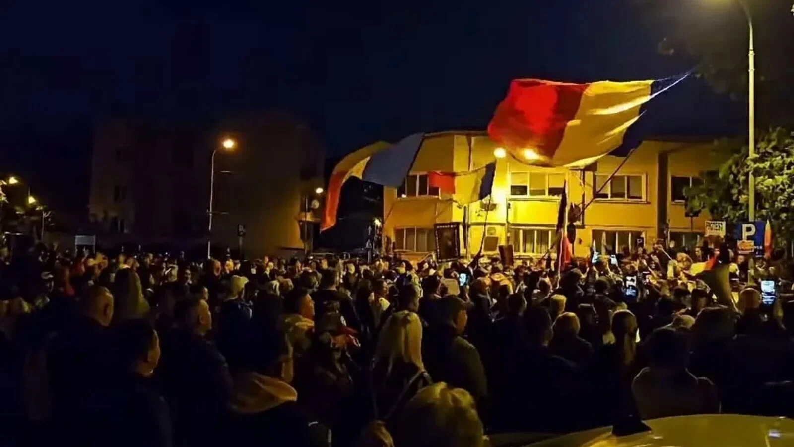 A 11-a noapte la Arestul Central: 200 de susținători la mitingul dedicat lui Georgescu