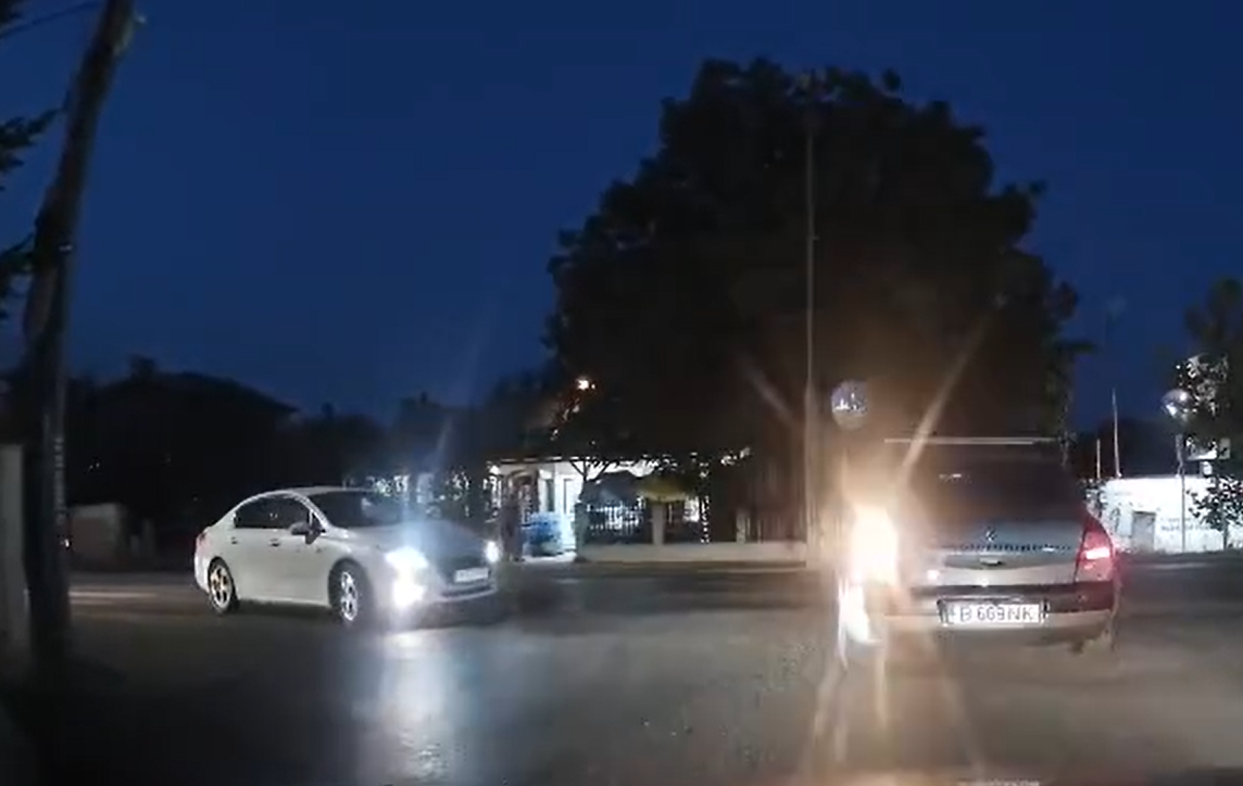 VIDEO. Imagini incredibile cu un accident LIVE! Motociclist aruncat în aer peste o mașină, în urma unui impact violent. Imagini cu impact emoțional
