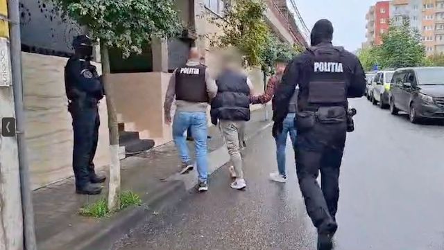 Descoperire șocantă în Cluj! Zeci de kilograme de substanțe interzise și arme găsite la patru bărbați. Ce au mai aflat anchetatorii