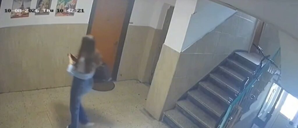 O minoră de 15 ani din Sectorul 4 este căutată de Poliție / A plecat de acasă joi și nu s-a mai întors / Momentul când adolescenta iese din bloc