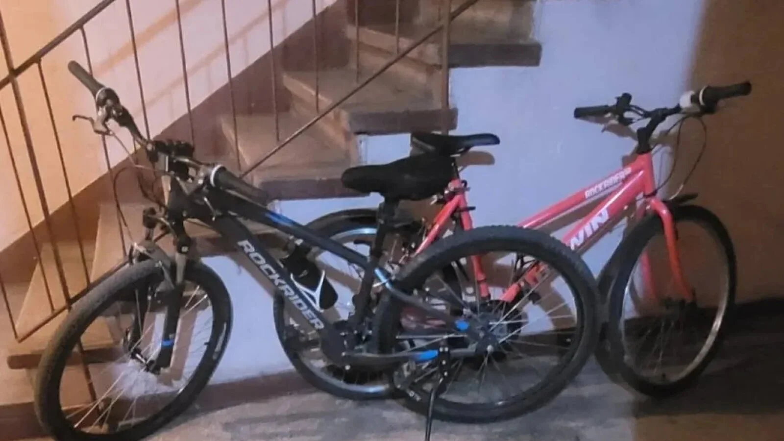 Bicicleta lăsată pe scara blocului îți poate aduce o amendă usturătoare: Ce reguli trebuie să respecte locatarii