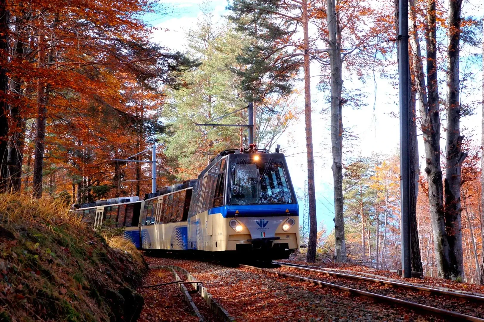 VIDEO Cel mai spectaculos traseu din Europa: ”Trenul frunzelor” oferă un spectacol grandios în zilele de toamnă
