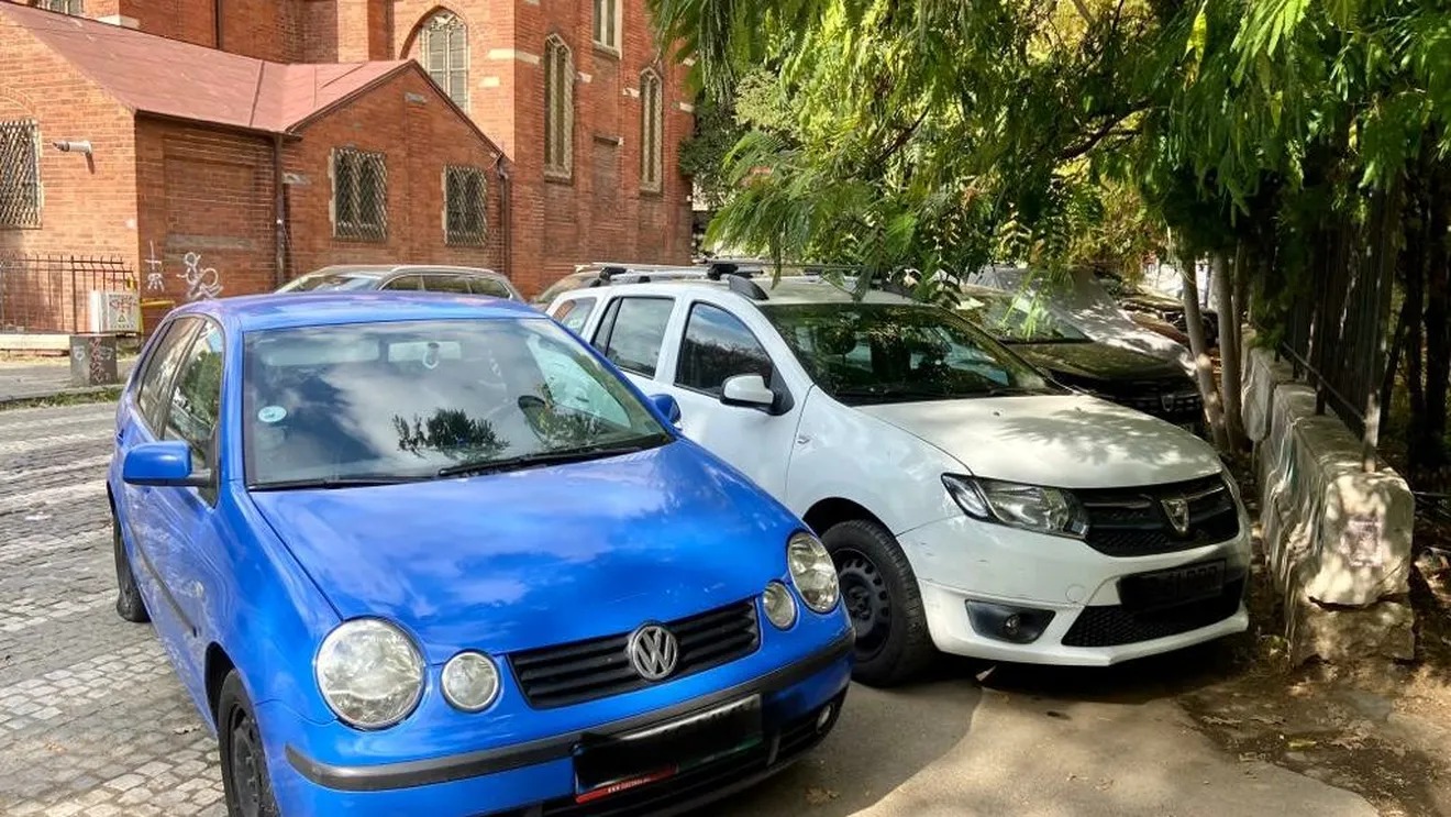 Clujul, sufocat de mașini parcate aiurea! Pietonii ajung să circule pe carosabil din lipsa spațiului