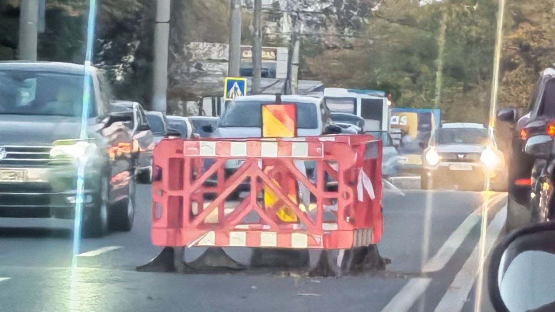 Groapa din asfalt neastupată de luni de zile care le face zile „negre” clujenilor din Mănăștur: Nimeni nu știe când va fi astupată. „E ridicol deja”
