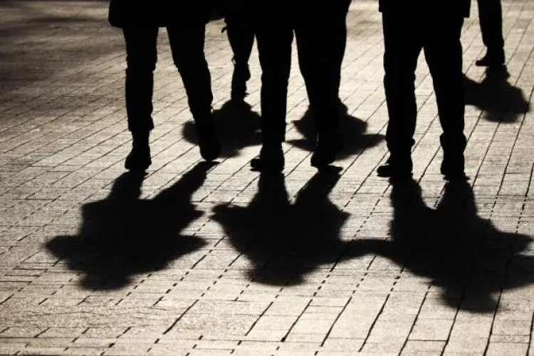O gașcă de adolescenți terorizează un cartier din Cluj! Locuitorii se plâng de gălăgie, înjurături și gunoaie: „Fac ravagii pe unde trec!”