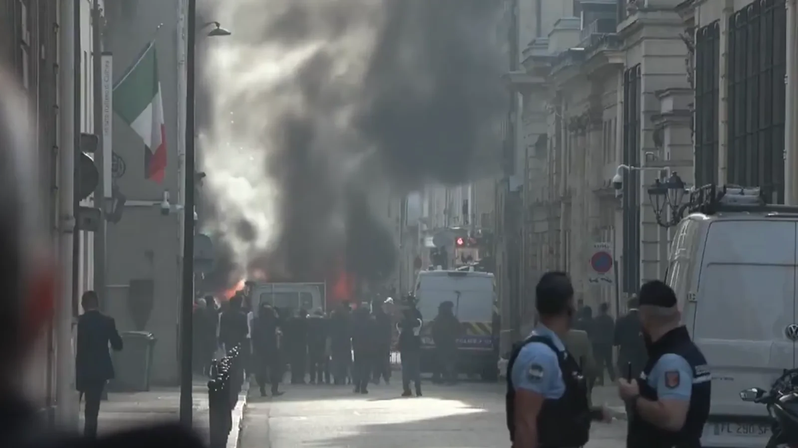 VIDEO Cea mai veche piață acoperită din Paris a fost distrusă de un incendiu