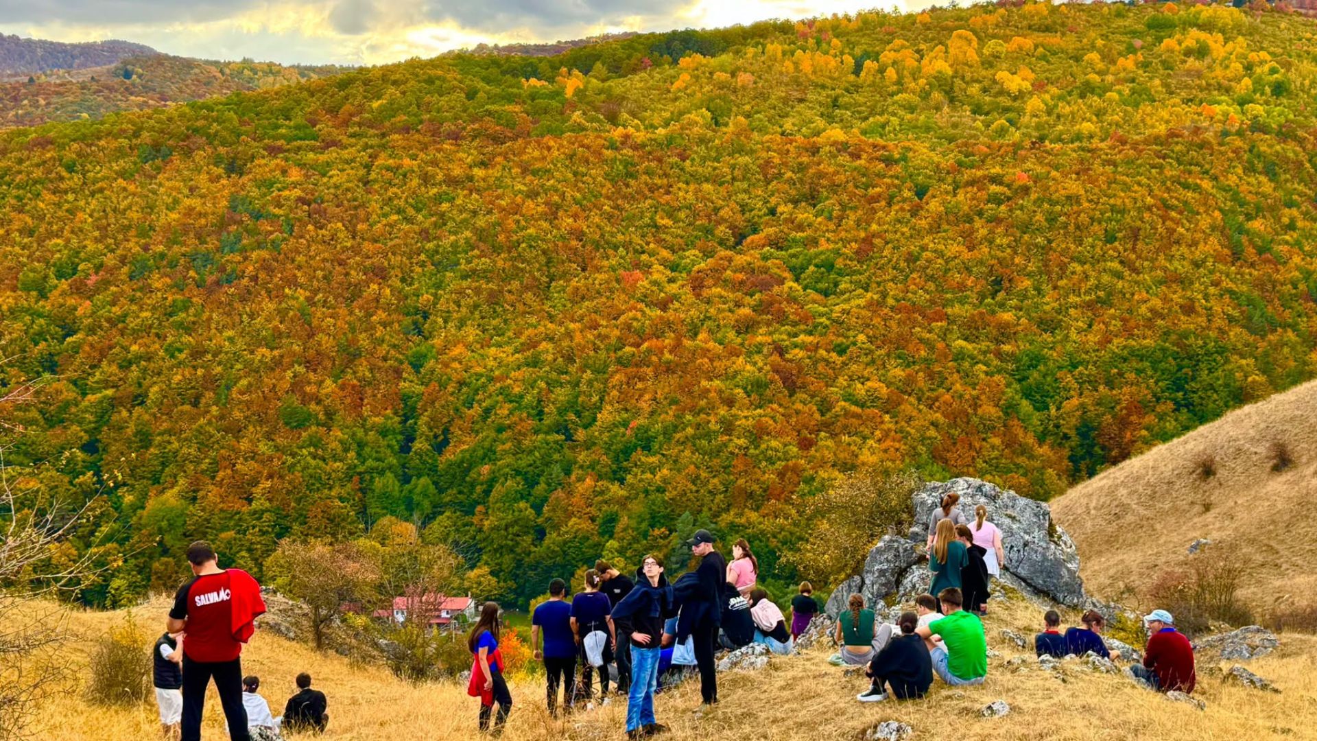 Peste 60 de elevi, voluntari și salvamontiști din Cluj au participat la o tabără specială: Cățărat, tiroliană, drumeții și seri de muzică folk în jurul foc
