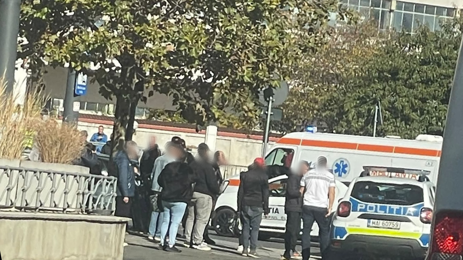 Accident cu victime într-o intersecție din Cluj! Zeci de oameni s-au adunat la fața locului, iar o ambulanță și Poliția au intervenit