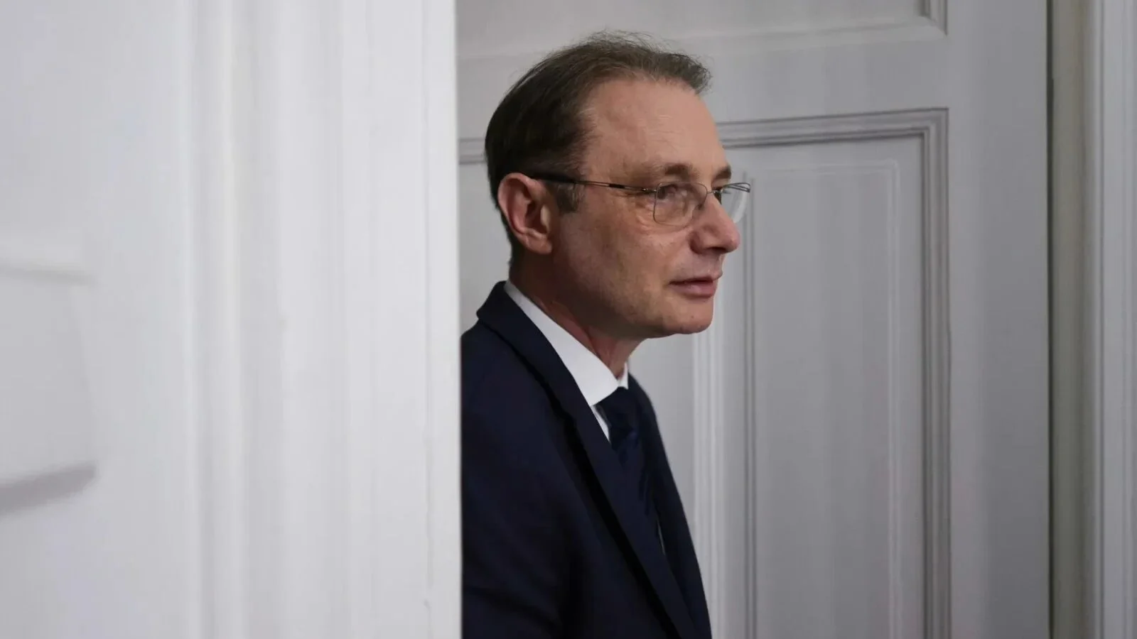SURSE Luca Niculescu ia în calcul toate scenariile: Are pregătite nume de miniștri politici, dar și de tehnocrați! Va merge până la capăt cu mandatul