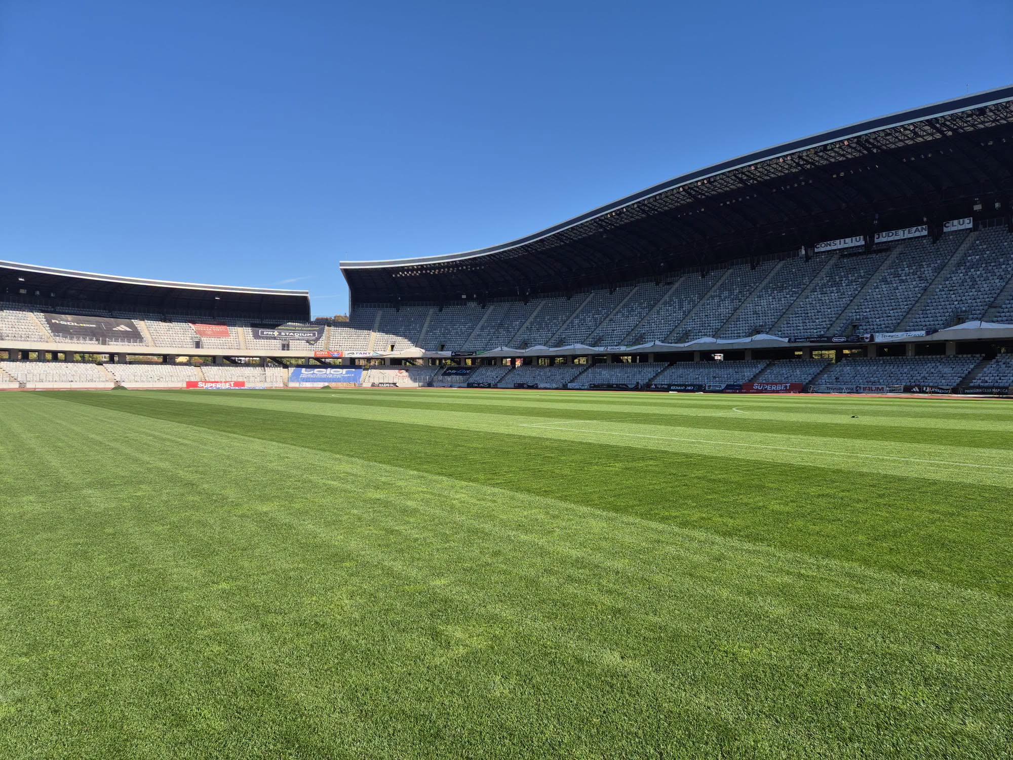 FOTO. Cluj Arena, pregătită pentru derby-ul „U” Cluj – Rapid! Cum se prezintă gazonul înaintea meciului