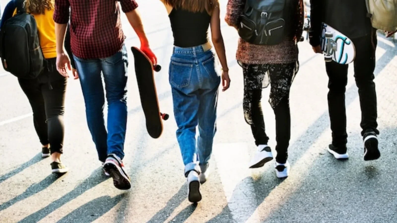 Studiu dependențe adolescenți: Rețele sociale, alcool și risc