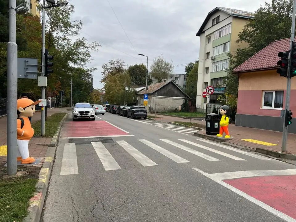 Primăria Suceava a montat manechine – pietoni în zona școlilor și a grădinițelor / ”Prezența lor pe trotuar le dă șoferilor iluzia optică a unor pietoni reali care se pregătesc să pășească pe zebră”