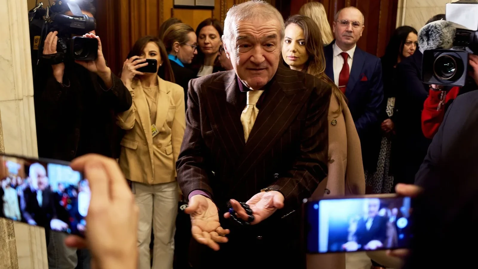 Gigi Becali, anunț despre plecarea lui Gică Hagi de la națională: 'Vrea să-și dea demisia, dar e Hagi, iar Hagi nu poate să iasă pe ușa din spate niciodată'