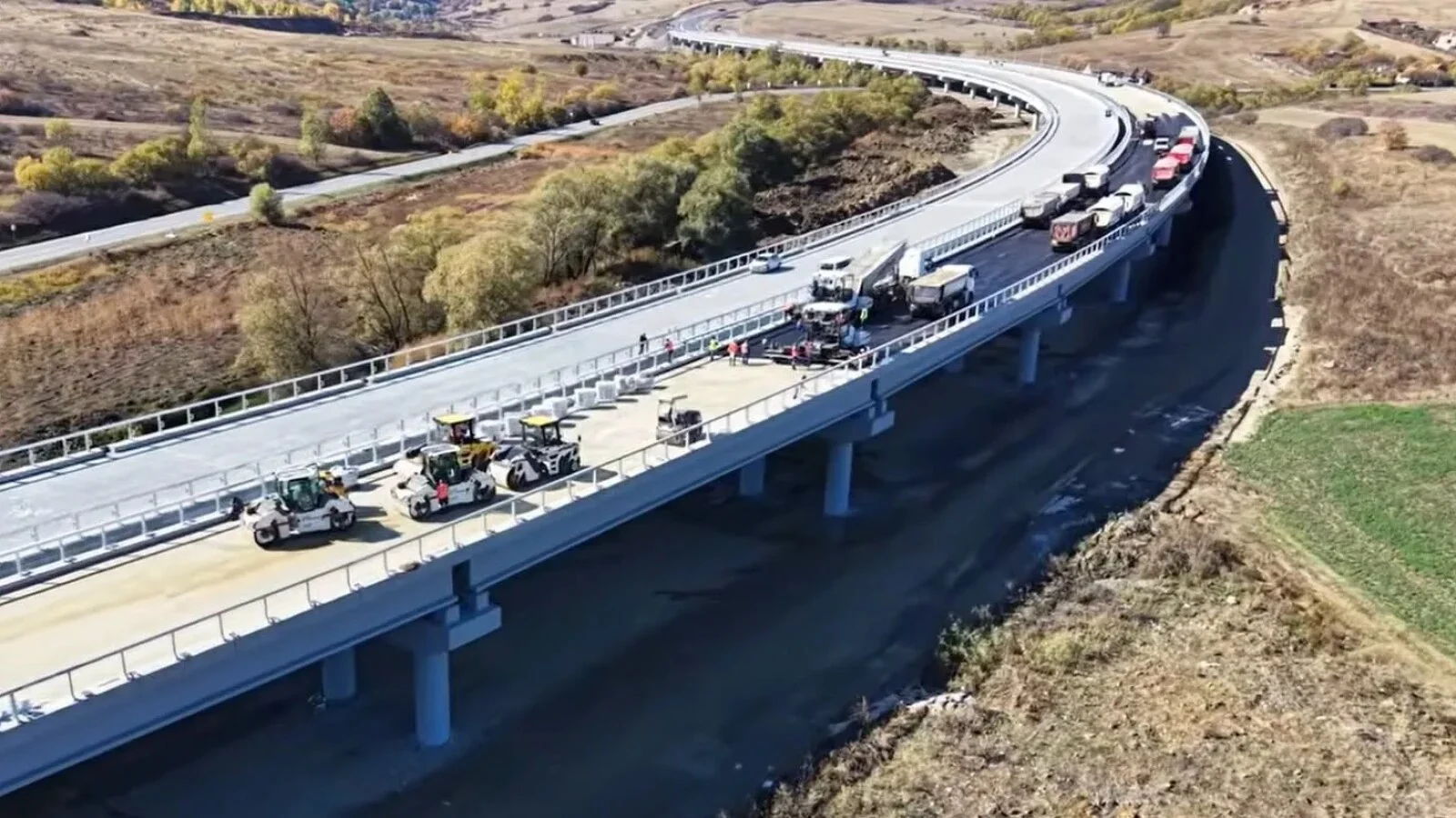 FOTO A început asfaltarea celui mai lung viaduct de autostradă din România. Când se deschide circulația pe noul sector al Aautostrăzii Transilvaniei