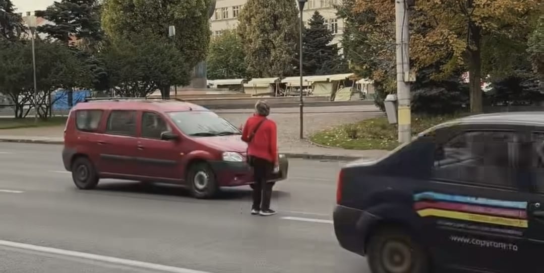 VIDEO. A rămas în mijlocul drumului, printre mașini! Cum a fost surprinsă o pensionară traversând în centrul Clujului