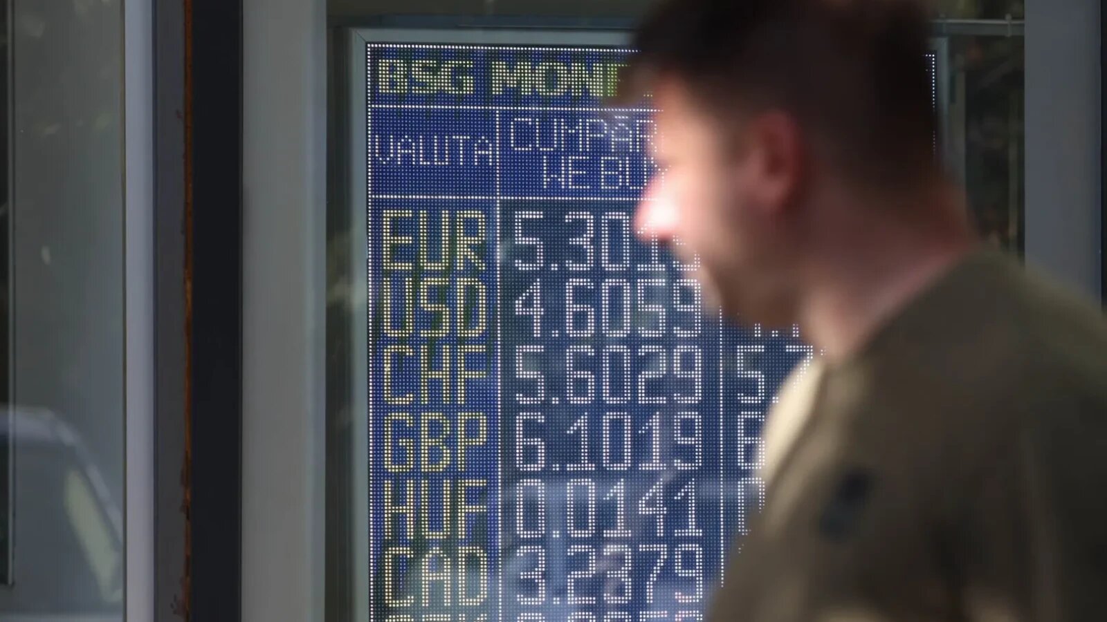 Euro continuă să piardă teren în fața leului, dar celelalte valute importante cresc. Noile cotații anunțate de BNR pentru marți