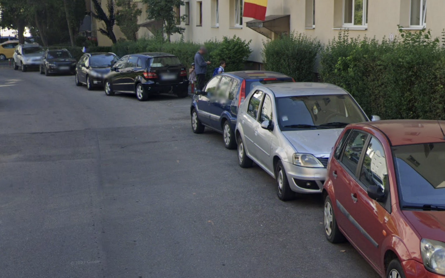 Blocaj zilnic la intrarea pe o stradă din Cluj-Napoca! Mașinile parcate ilegal închid total intrarea pe stradă: „Problema tot persistă”