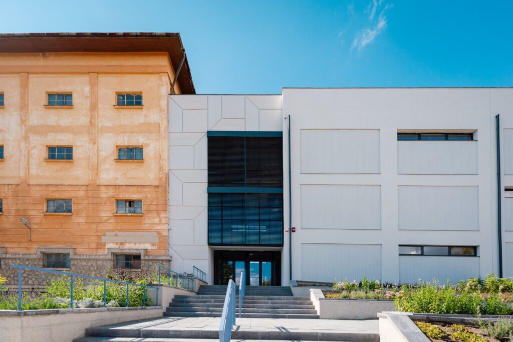 Muzeul Comunismului, inaugurat în municipiul Sf. Gheorghe / Primarul Antal Árpád: Muzeul Steaua Roșie nu este o simplă colecție de obiecte vechi, ci o experiență multimedia, imersivă și psihologică