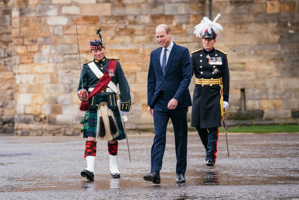 Prinţul William a oprit traficul rutier în faţa Palatului Buckingham pentru un meci de crichet